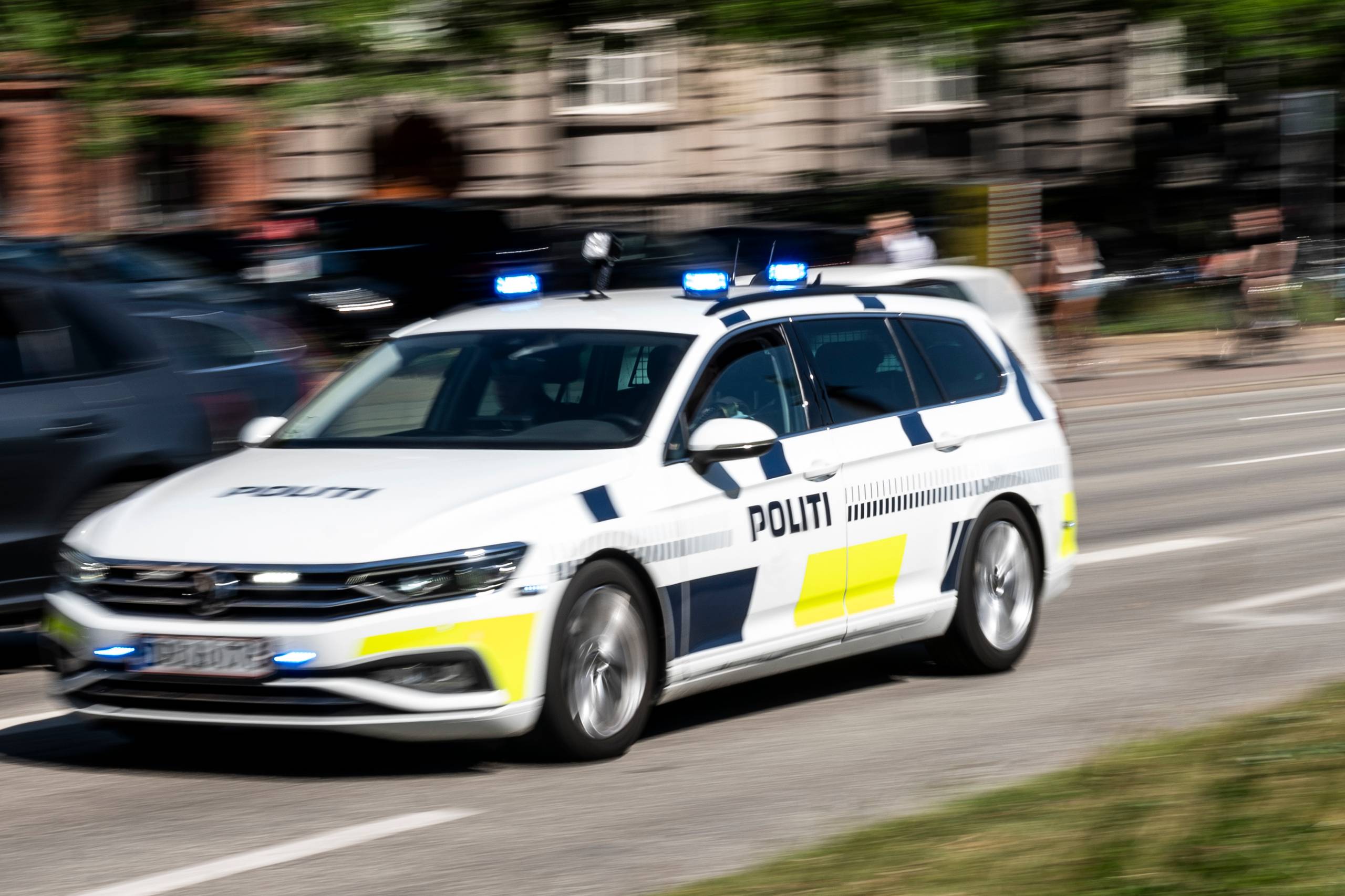 Mand faldt ned af skrænt. 
