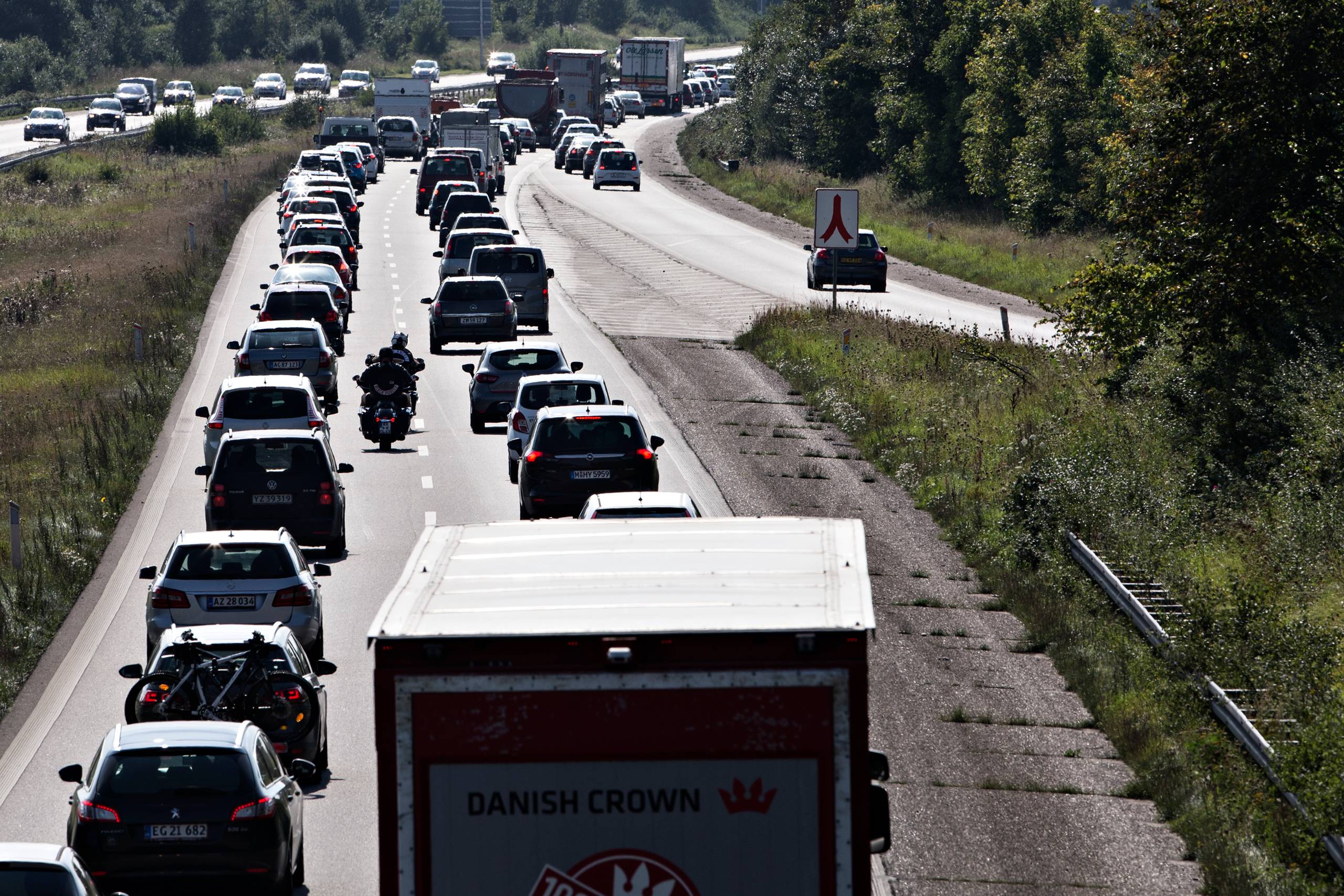 Uheld i morgentrafikken har skabt trafikale udfordringer på motorvej ved Aarhus.