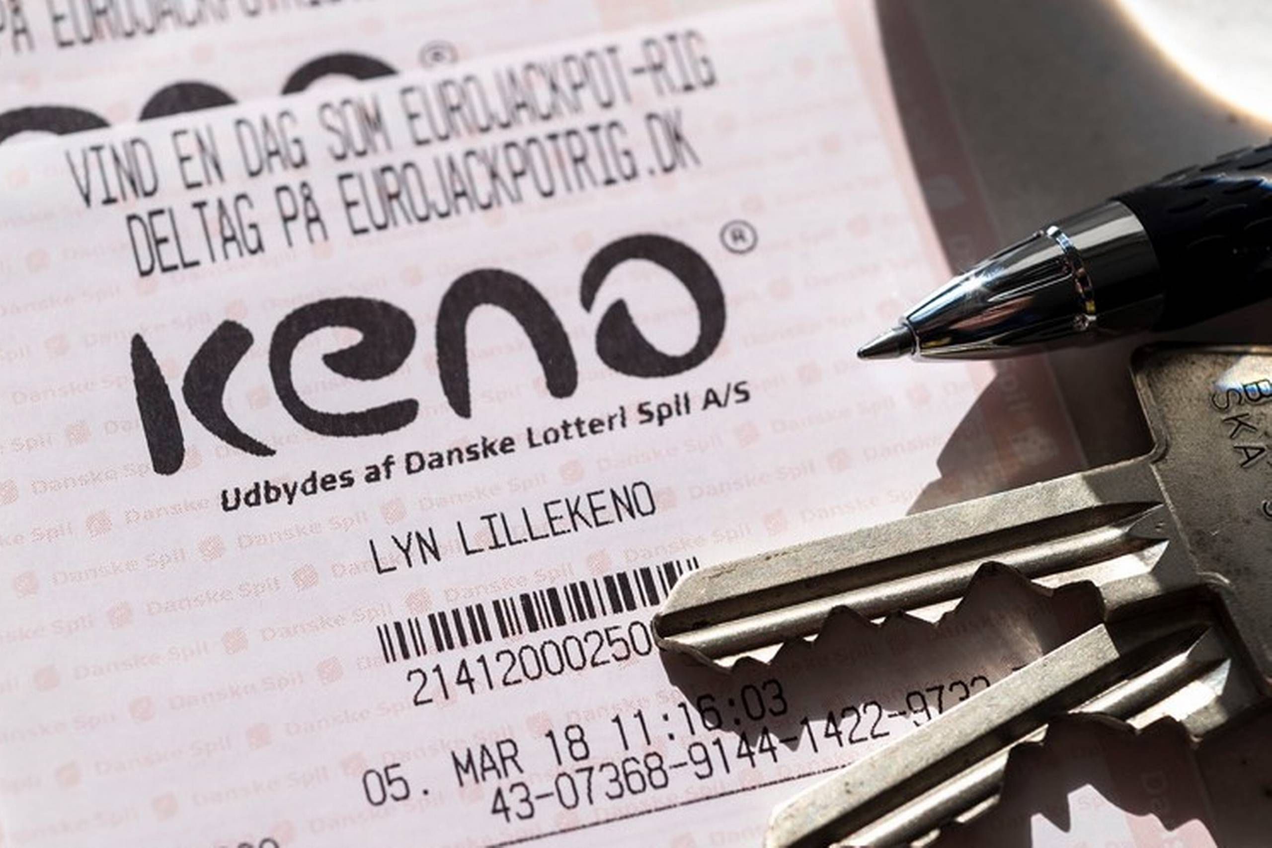 En mand vil nu af med lidt gæld - og have en sjov bil. 