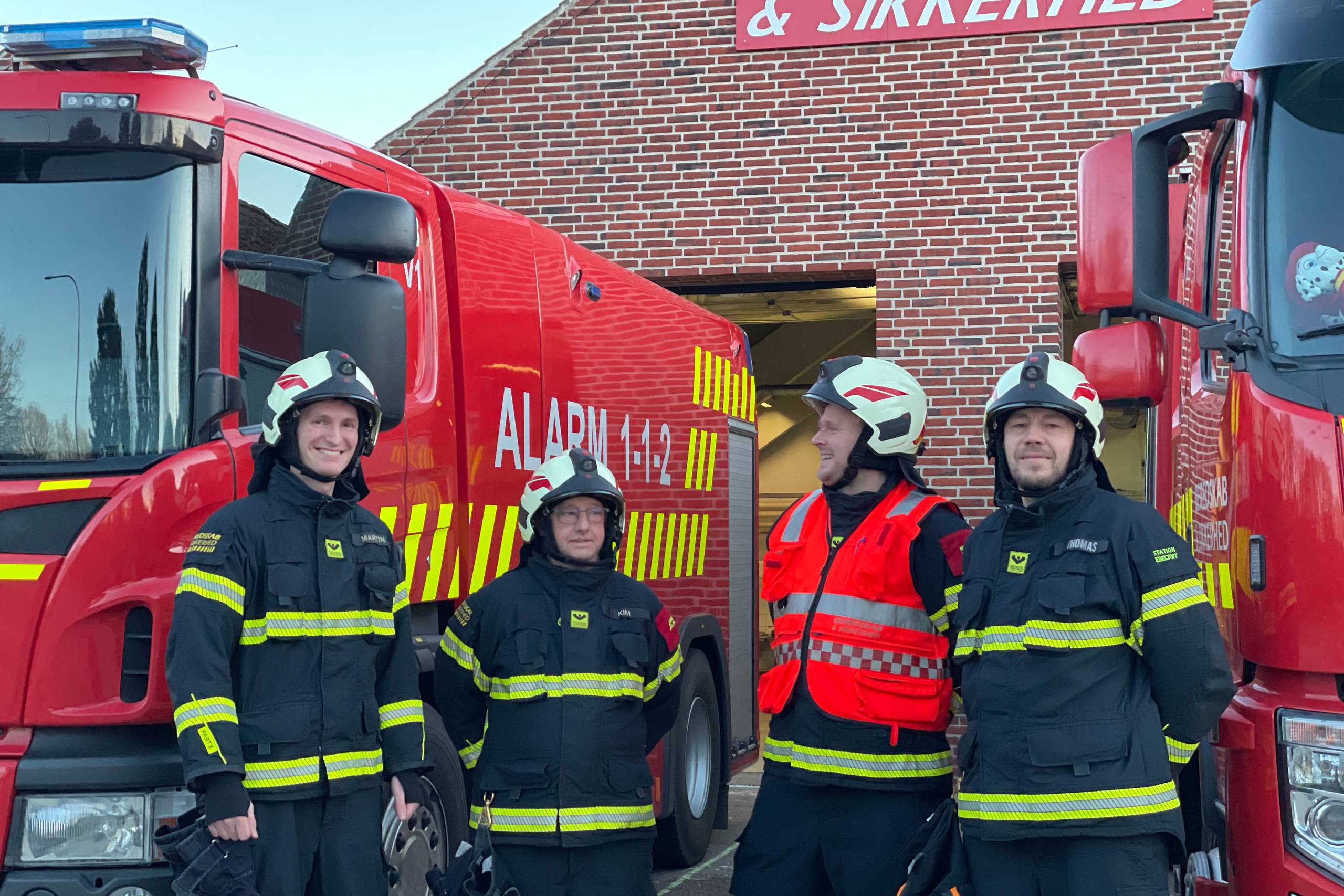 Ebeltoft Brandstation har 15 deltidsansatte brandmænd, der skal stå klar til at rykke ud hele døgnet. Lige nu søger de nye kolleger
